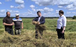 Сергей Левкович изучил вопросы развития животноводческой отрасли и заготовки кормов в Бешенковичском районе